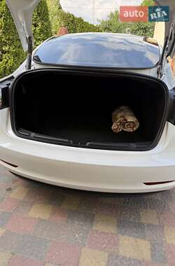 Седан Tesla Model 3 2023 в 