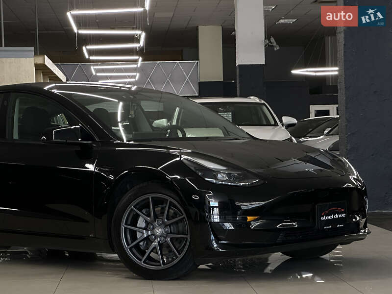 Седан Tesla Model 3 2021 в Николаеве