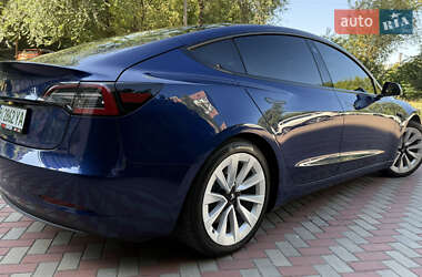 Седан Tesla Model 3 2022 в 
