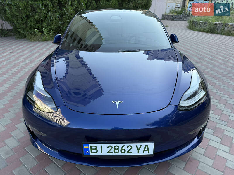 Седан Tesla Model 3 2022 в 