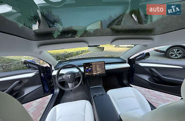 Седан Tesla Model 3 2022 в 