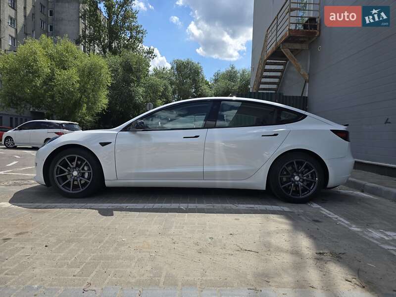 Седан Tesla Model 3 2018 в Львові