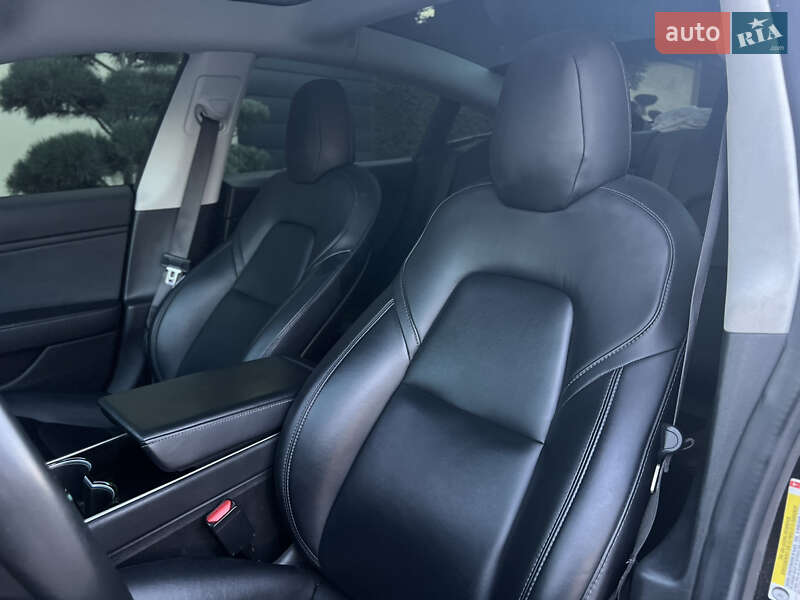 Седан Tesla Model 3 2018 в Львові