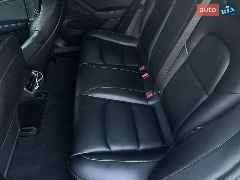 Седан Tesla Model 3 2018 в Львові