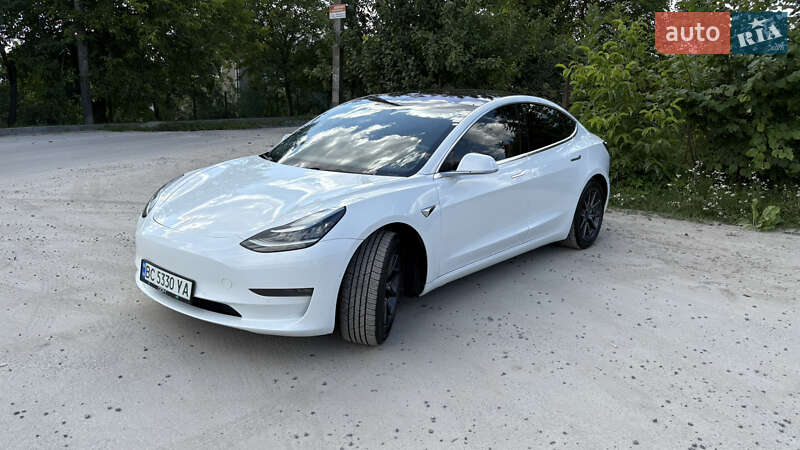 Седан Tesla Model 3 2018 в Львове