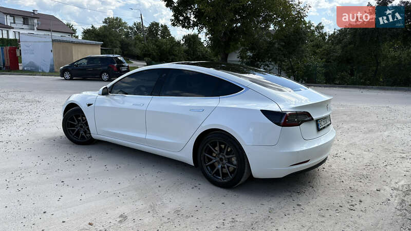 Седан Tesla Model 3 2018 в Львові