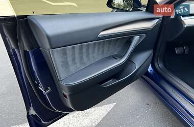 Седан Tesla Model 3 2023 в 