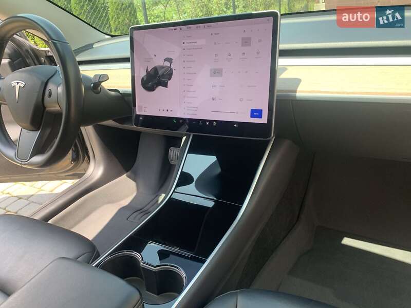 Седан Tesla Model 3 2018 в Львове