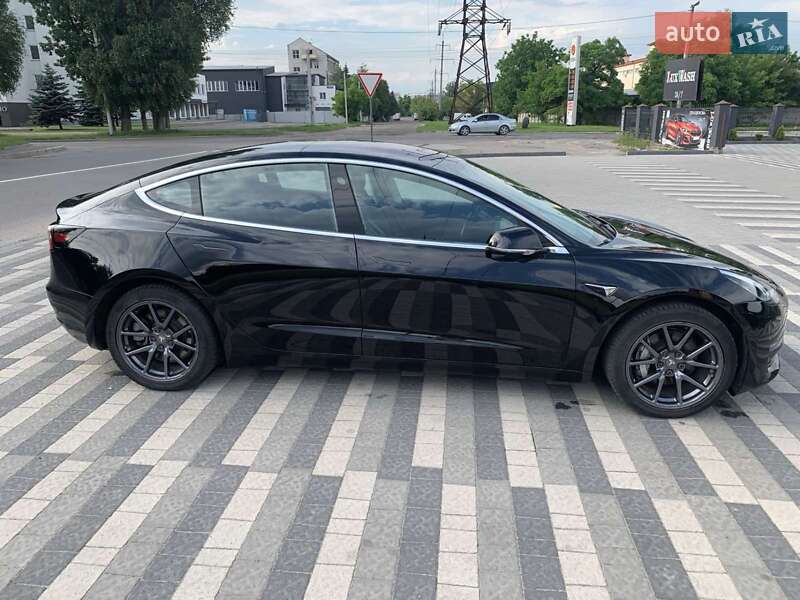 Седан Tesla Model 3 2018 в Львове