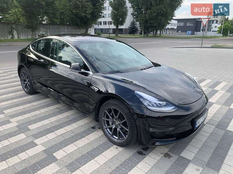 Седан Tesla Model 3 2018 в Львове