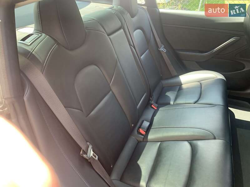 Седан Tesla Model 3 2018 в Львове