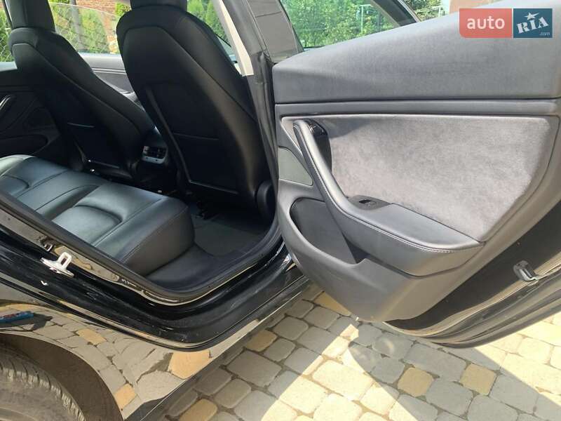 Седан Tesla Model 3 2018 в Львове