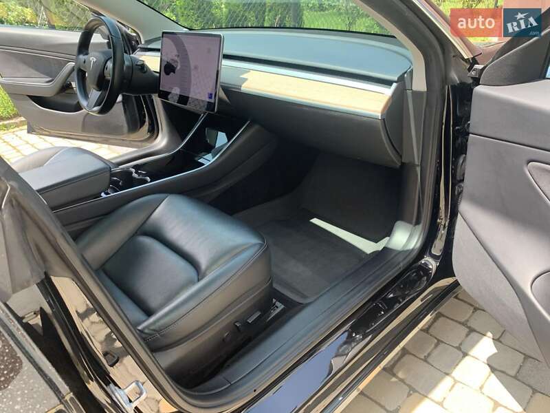 Седан Tesla Model 3 2018 в Львове