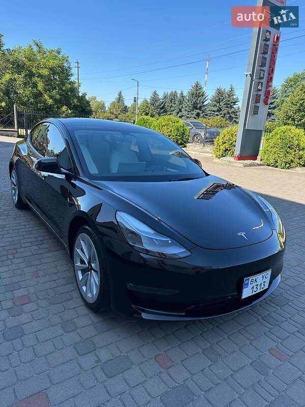 Седан Tesla Model 3 2023 в 