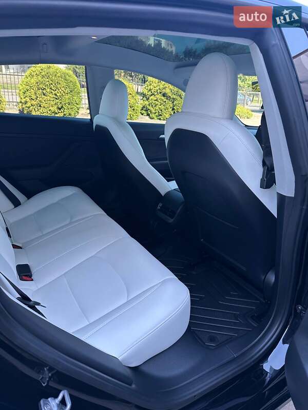 Седан Tesla Model 3 2023 в Луцке