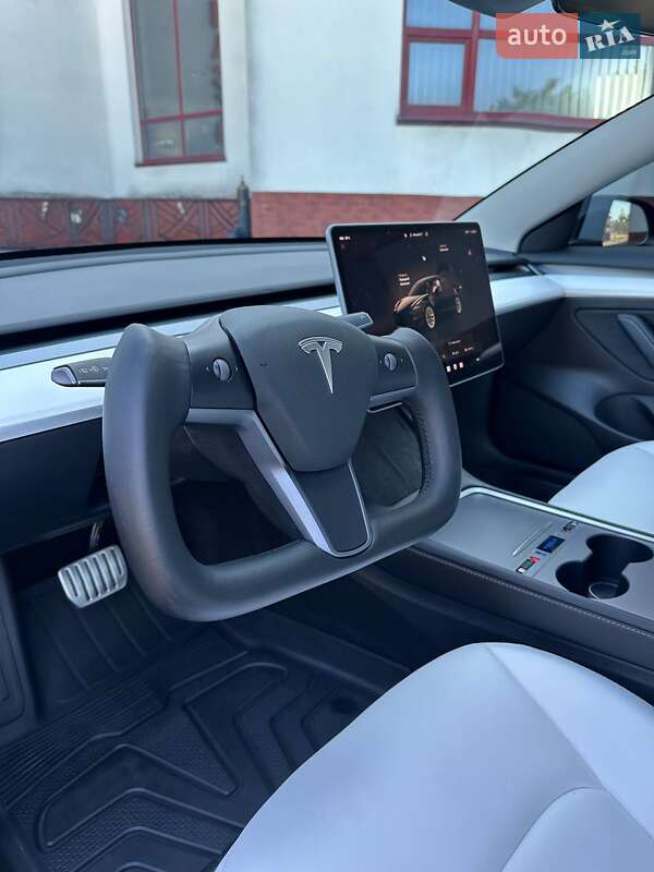 Седан Tesla Model 3 2023 в Луцке