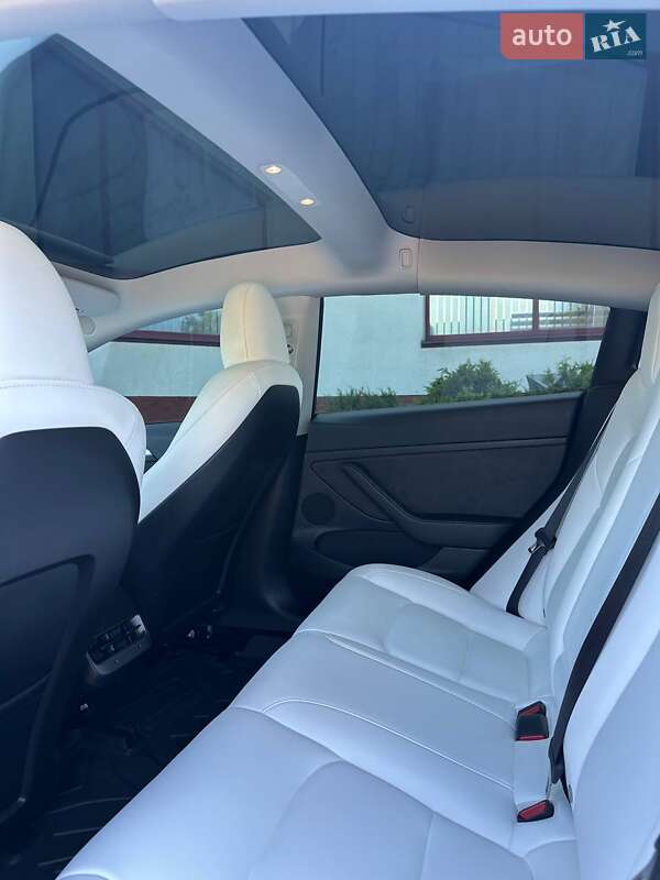 Седан Tesla Model 3 2023 в Луцке