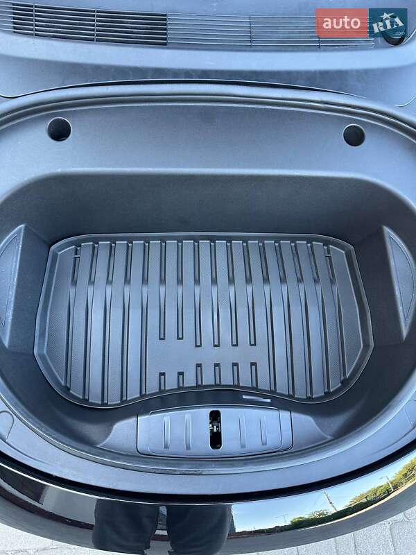 Седан Tesla Model 3 2023 в Луцке