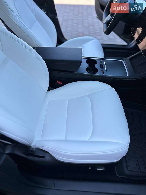 Седан Tesla Model 3 2023 в Луцке