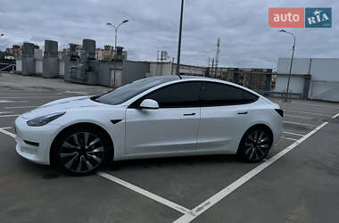 Седан Tesla Model 3 2022 в 