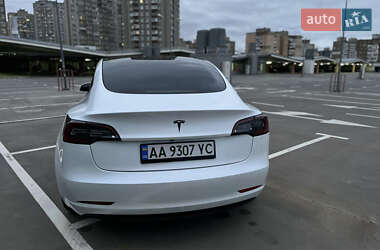Седан Tesla Model 3 2022 в 