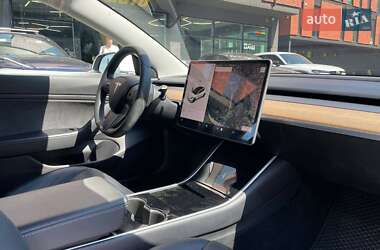 Седан Tesla Model 3 2020 в Черновцах