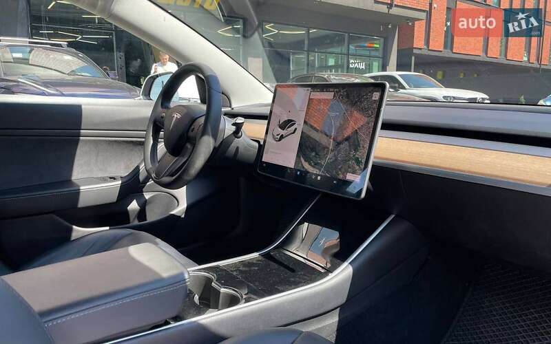 Седан Tesla Model 3 2020 в Чернівцях