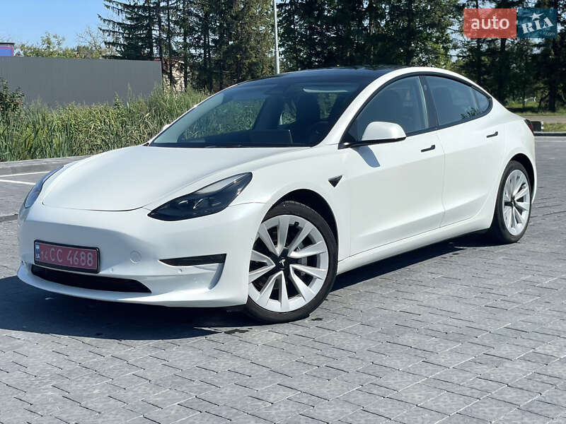 Седан Tesla Model 3 2022 в 