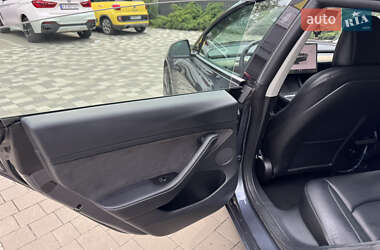 Седан Tesla Model 3 2022 в 