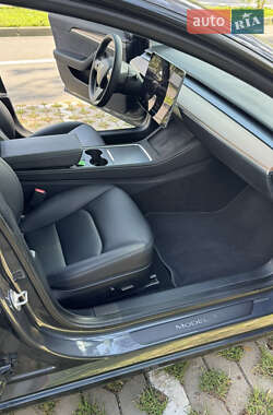Седан Tesla Model 3 2023 в 