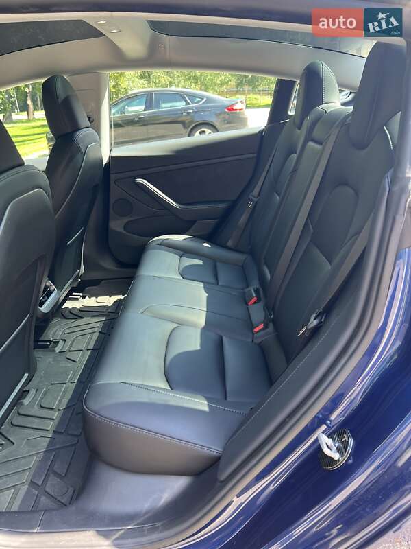 Седан Tesla Model 3 2023 в Києві