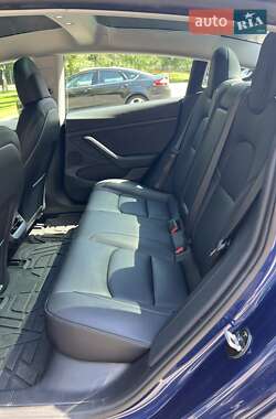 Седан Tesla Model 3 2023 в 