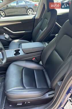 Седан Tesla Model 3 2023 в 