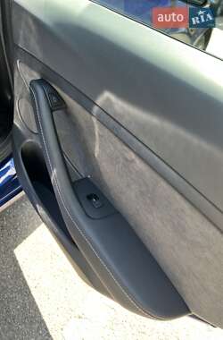 Седан Tesla Model 3 2023 в 