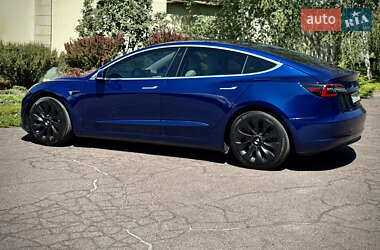 Седан Tesla Model 3 2019 в 