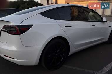 Седан Tesla Model 3 2022 в 