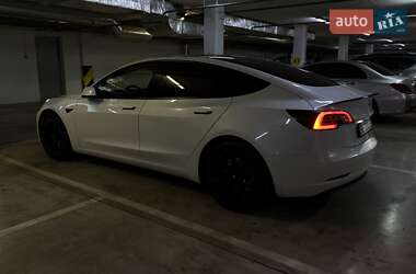 Седан Tesla Model 3 2022 в 