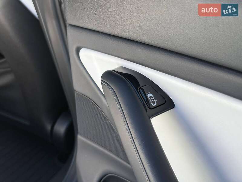 Седан Tesla Model 3 2019 в Рівному