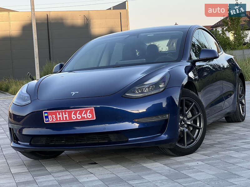 Седан Tesla Model 3 2021 в 
