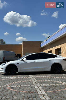 Седан Tesla Model 3 2022 в 