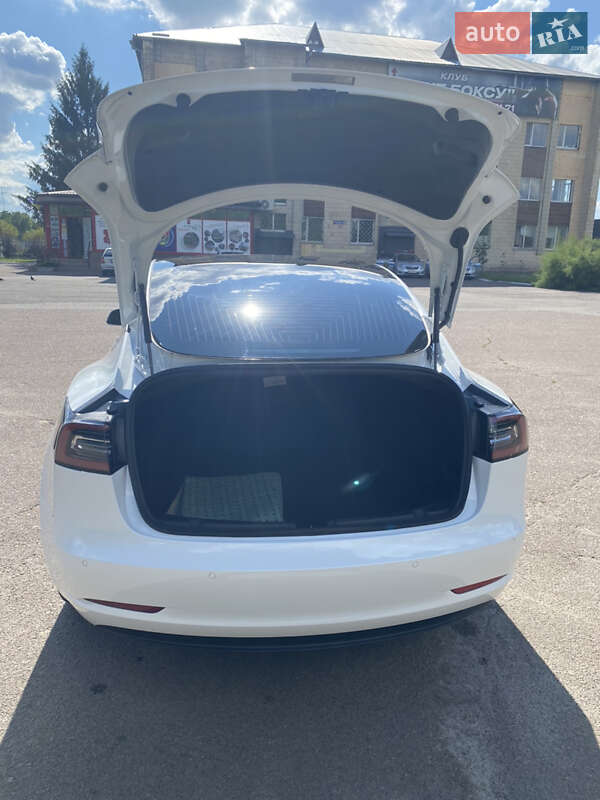 Седан Tesla Model 3 2018 в Броварах