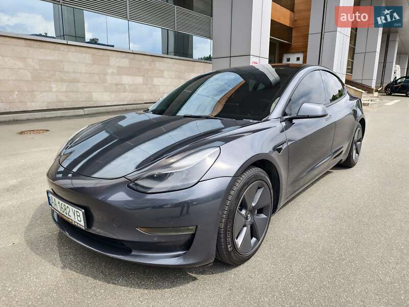 Седан Tesla Model 3 2022 в 