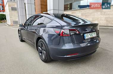 Седан Tesla Model 3 2022 в 