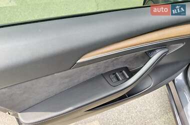 Седан Tesla Model 3 2022 в 