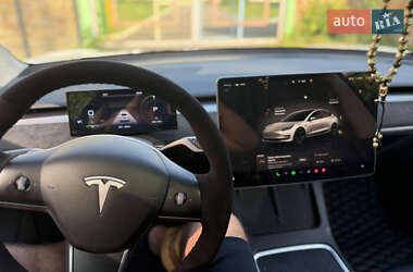 Седан Tesla Model 3 2023 в 