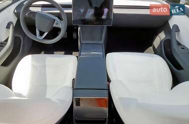 Седан Tesla Model 3 2025 в 
