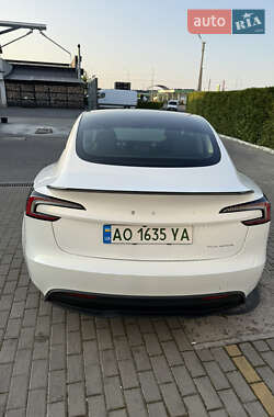 Седан Tesla Model 3 2024 в 