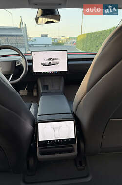 Седан Tesla Model 3 2024 в 