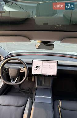 Седан Tesla Model 3 2024 в 
