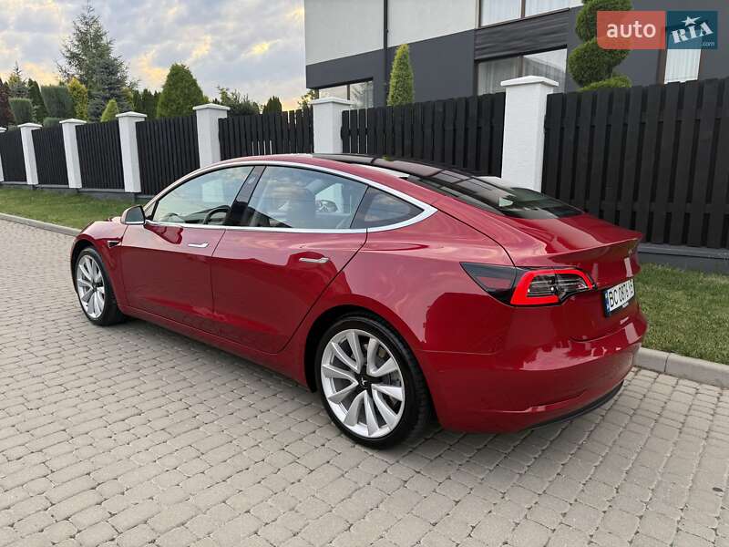 Седан Tesla Model 3 2018 в Львове